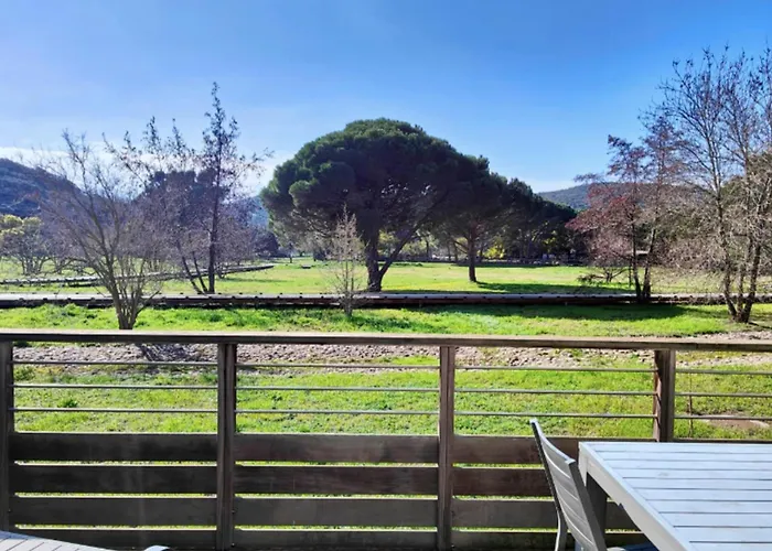 Spacious With Pool アパート